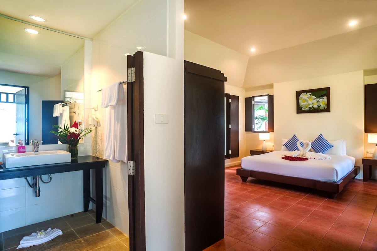 The Hive Hotel pool and grounds in Lamai