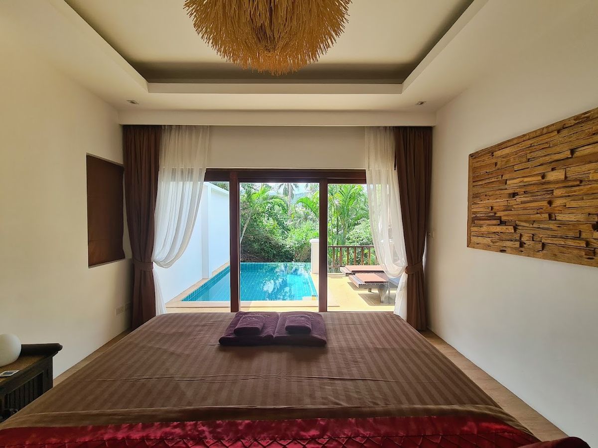 Tropical Season villa Resort pool and grounds in Maenam