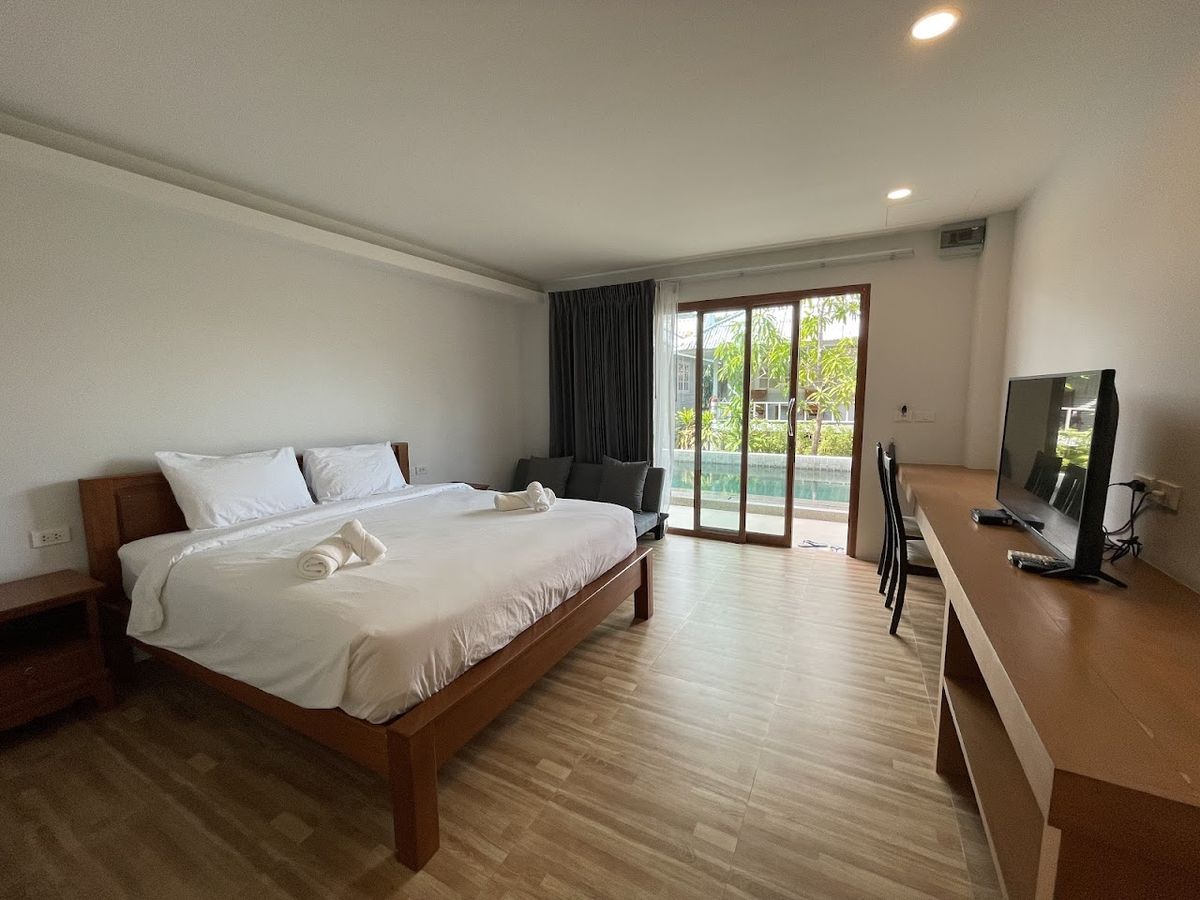 Utopia pool and grounds in Lamai
