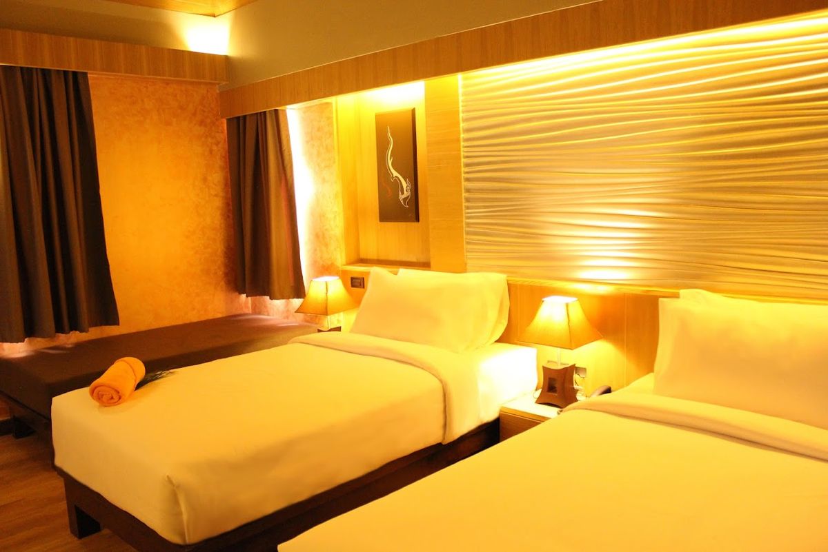 Weekender Resort pool and grounds in Chaweng