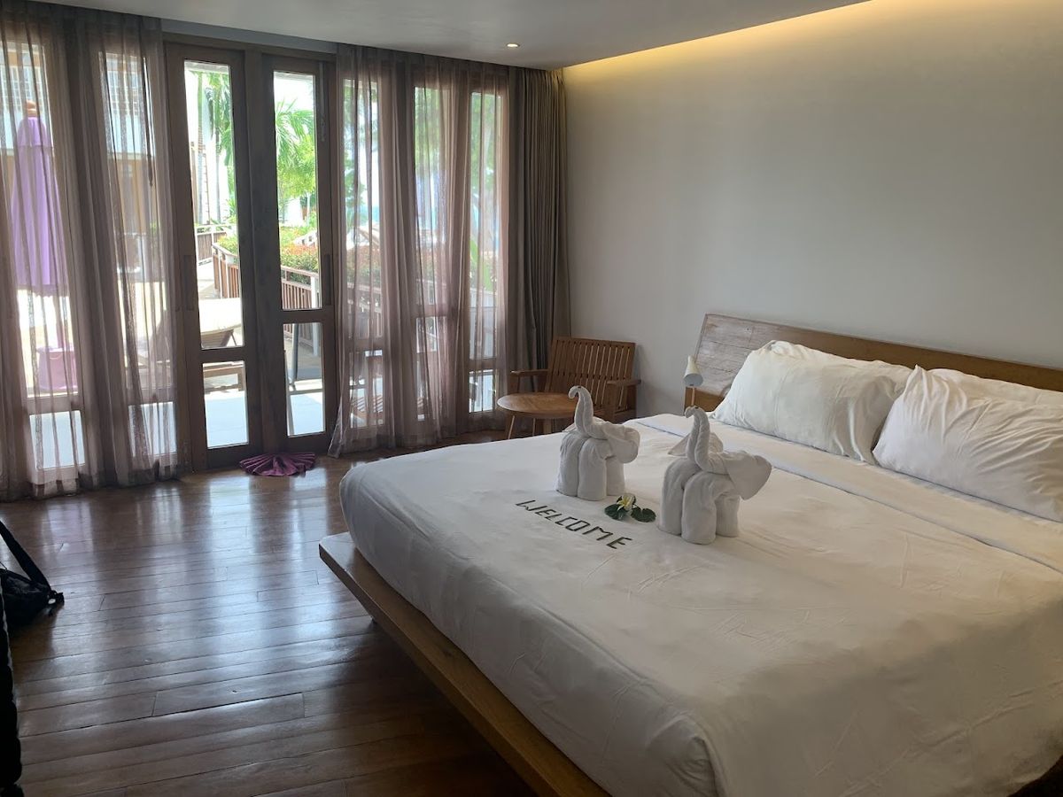 White Sand Samui Resort pool and grounds in Lamai
